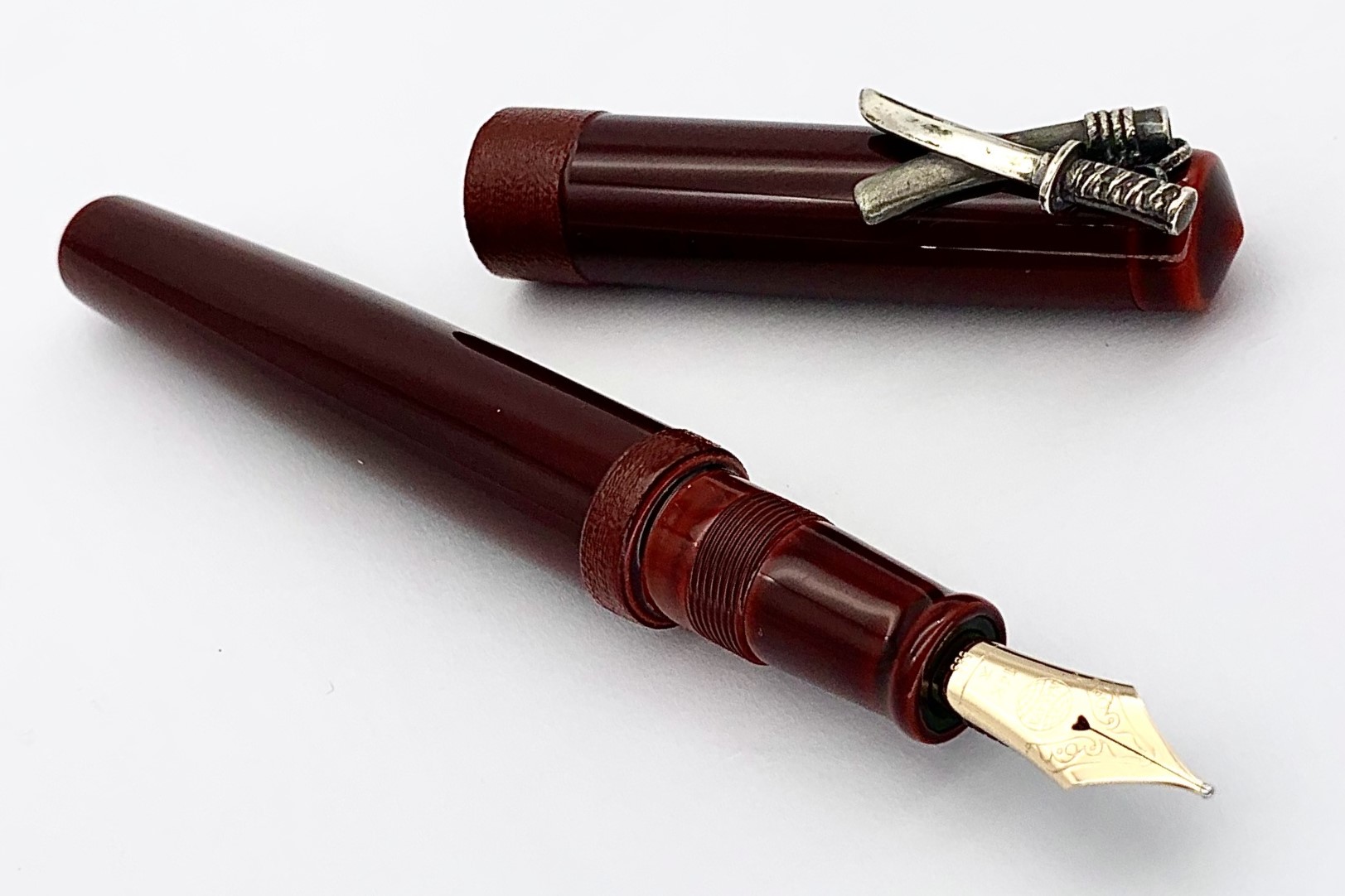 NakayaPiccoloLongWriterAkaTamenuriStringRolledModelFountainPenwithSwordStopper_C